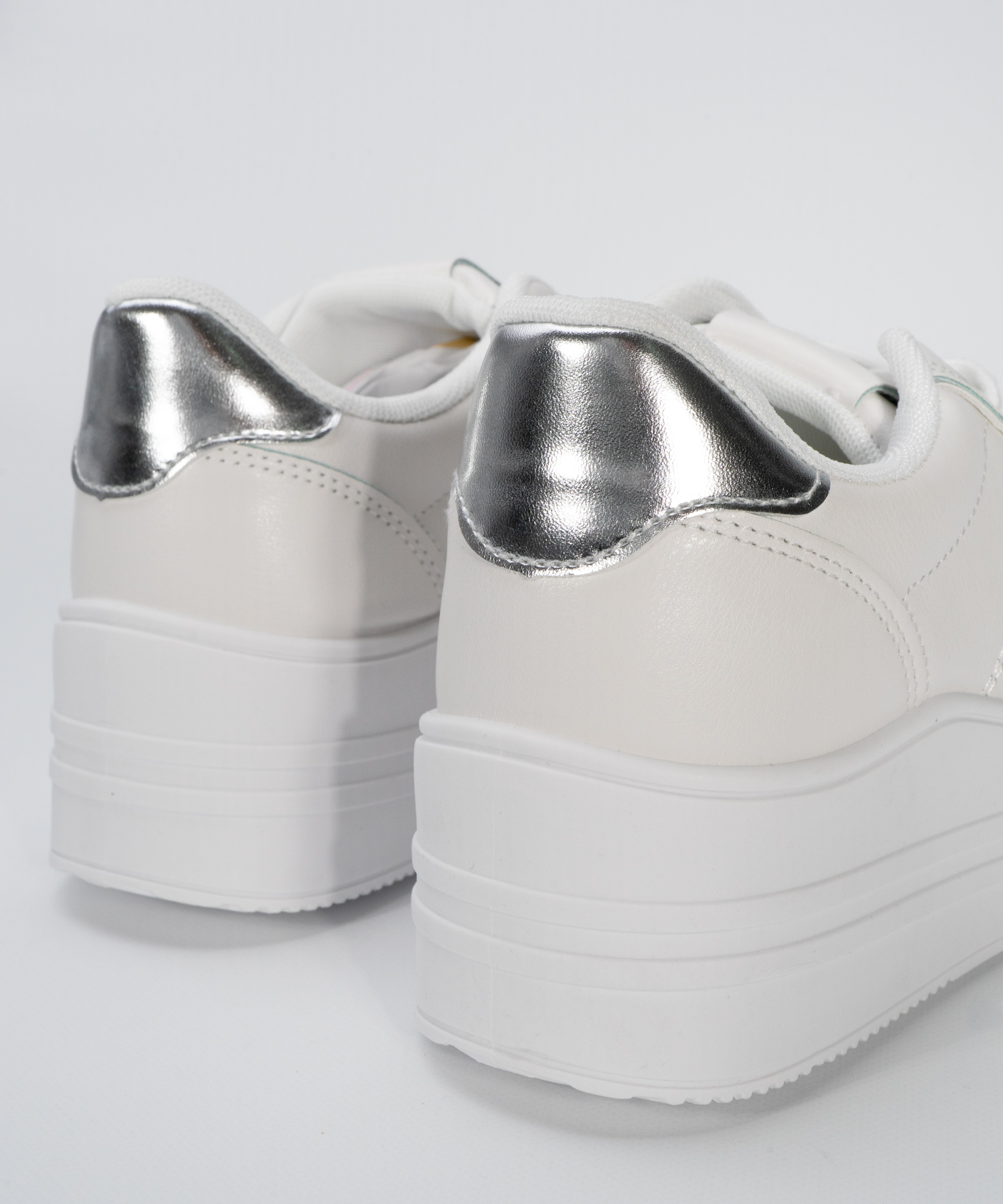 Zapatilla talonera metalizada image number null